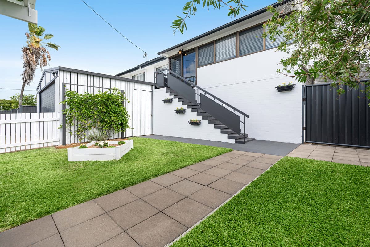 21 Natasha Street, Wynnum West — photo 2 of 5