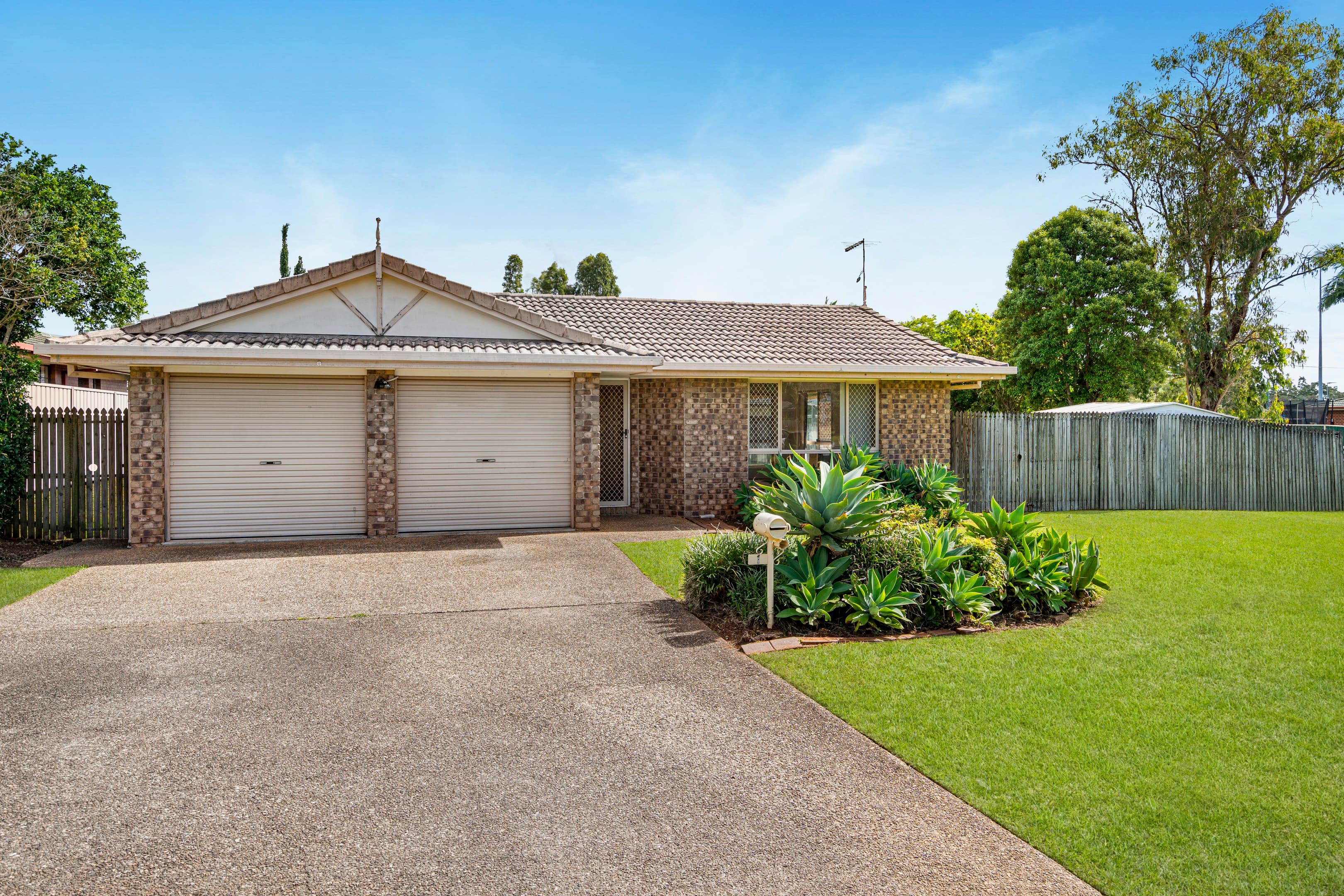 1 Montrose Place, Redland Bay — photo 1 of 5