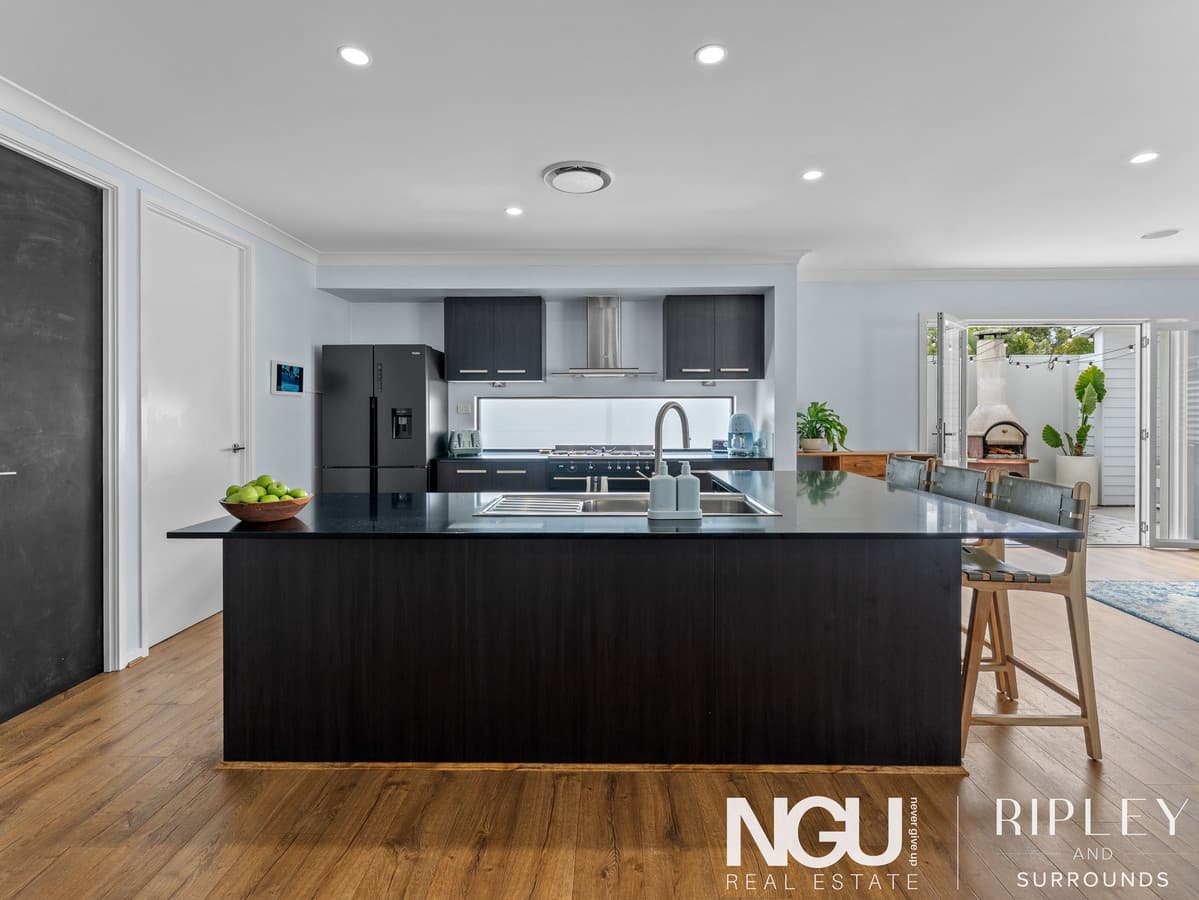 17 Trinity Crescent, Augustine Heights — photo 4 of 5