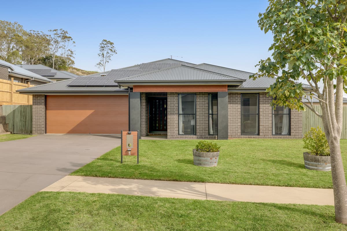 1 Terry Close, Cotswold Hills — photo 1 of 5