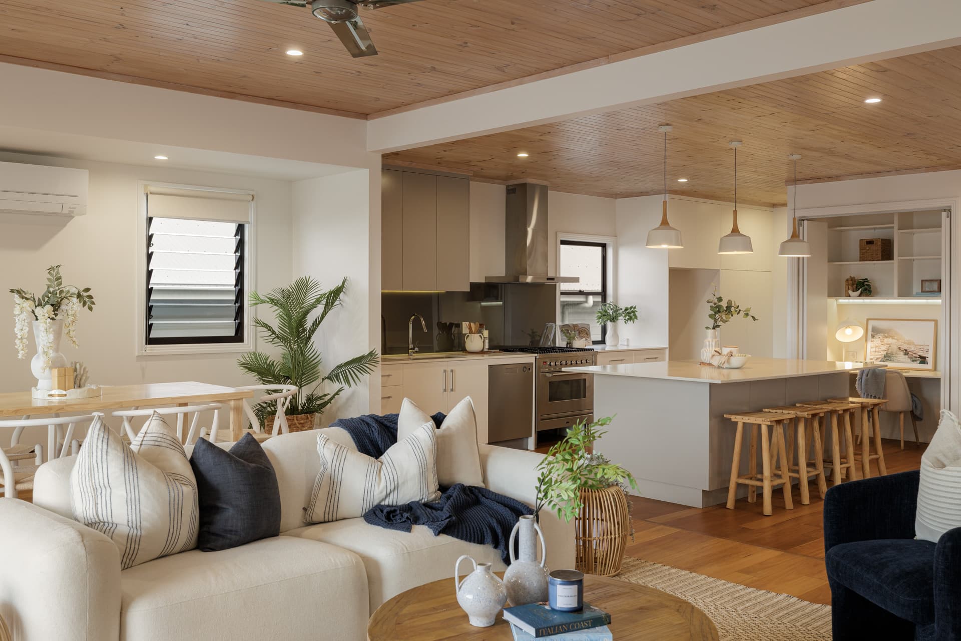 53 Grattan Terrace, Wynnum — photo 3 of 5