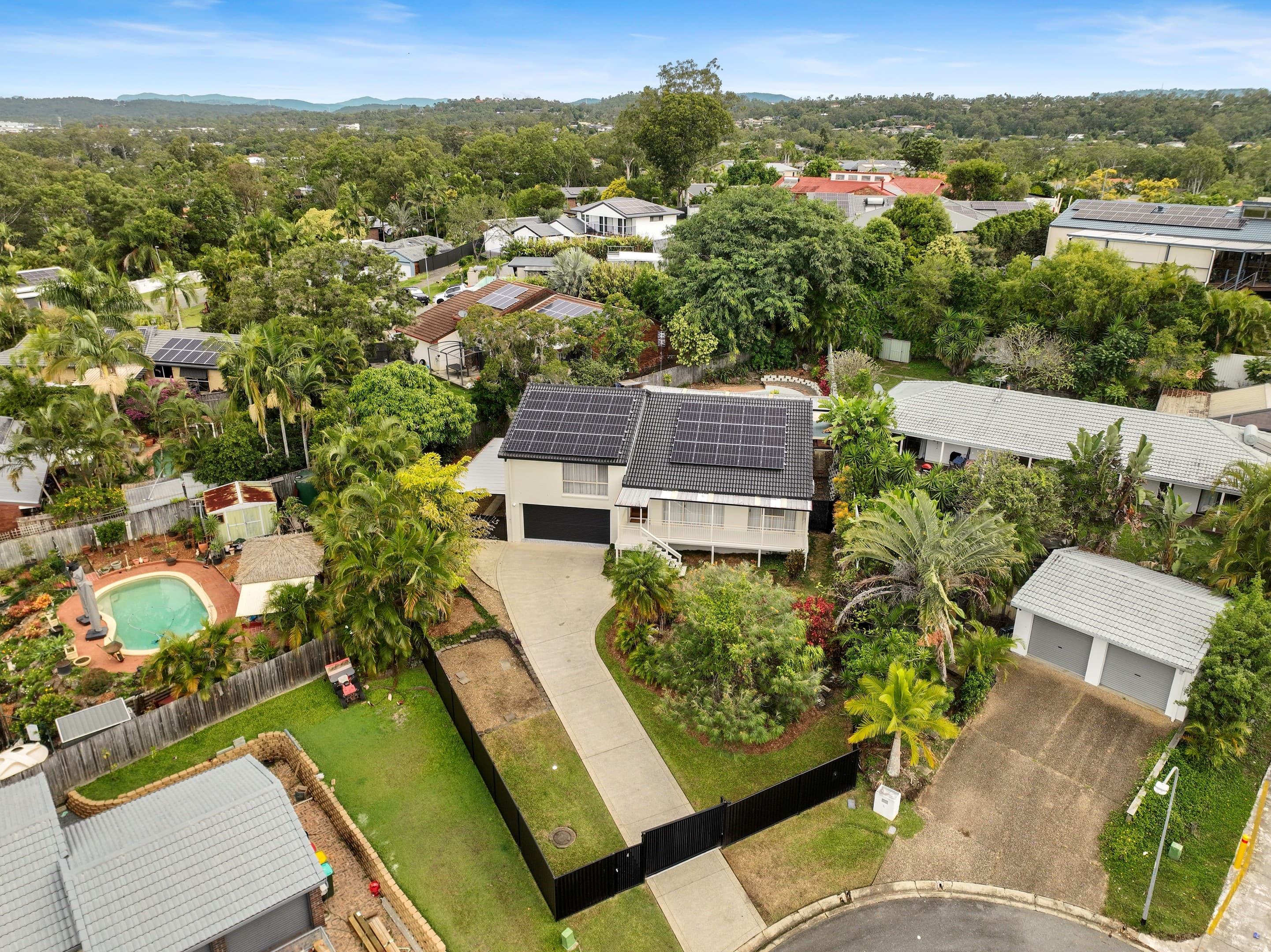 4 Finley Court, Helensvale — photo 1 of 5