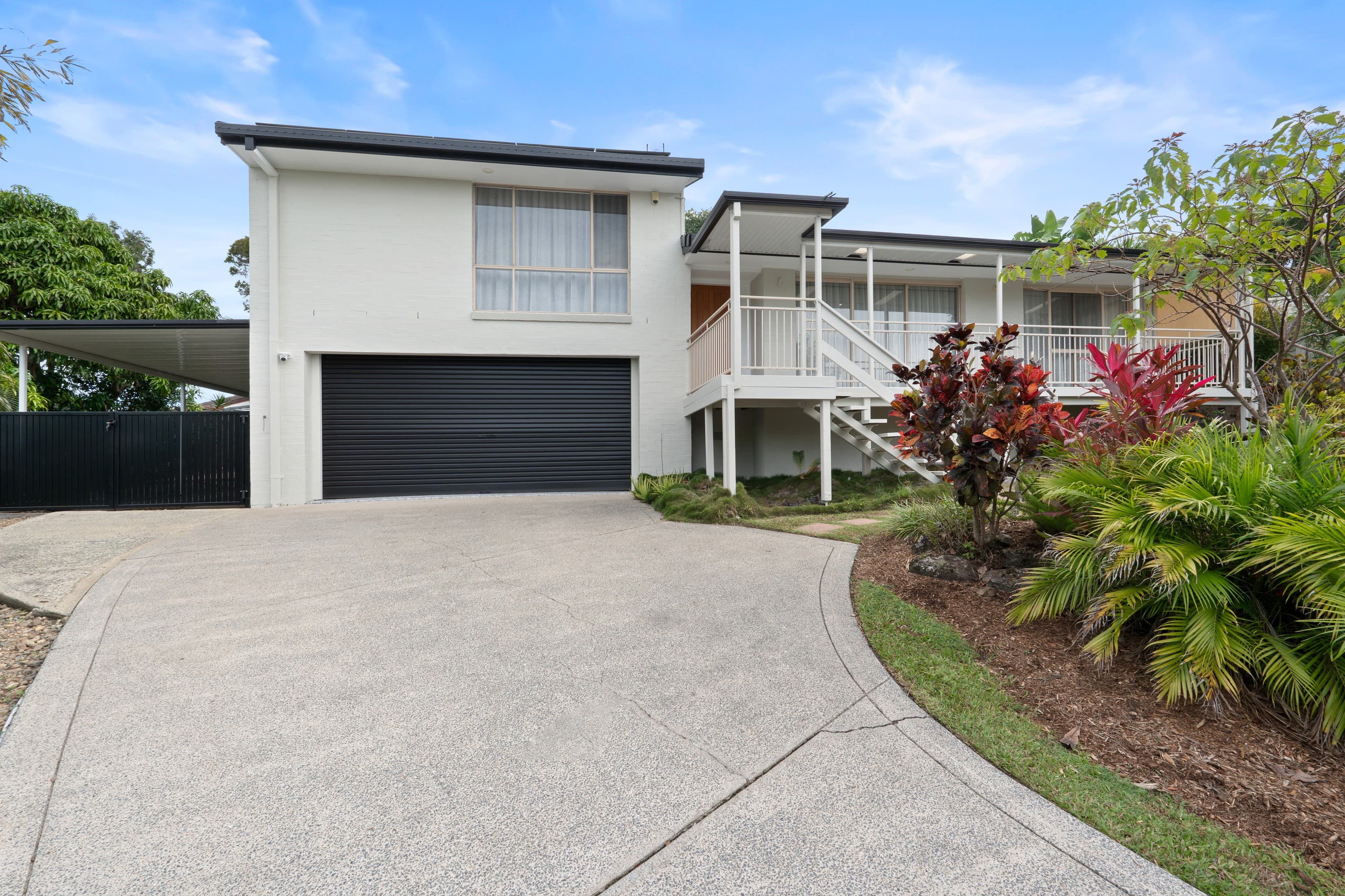 4 Finley Court, Helensvale — photo 2 of 5