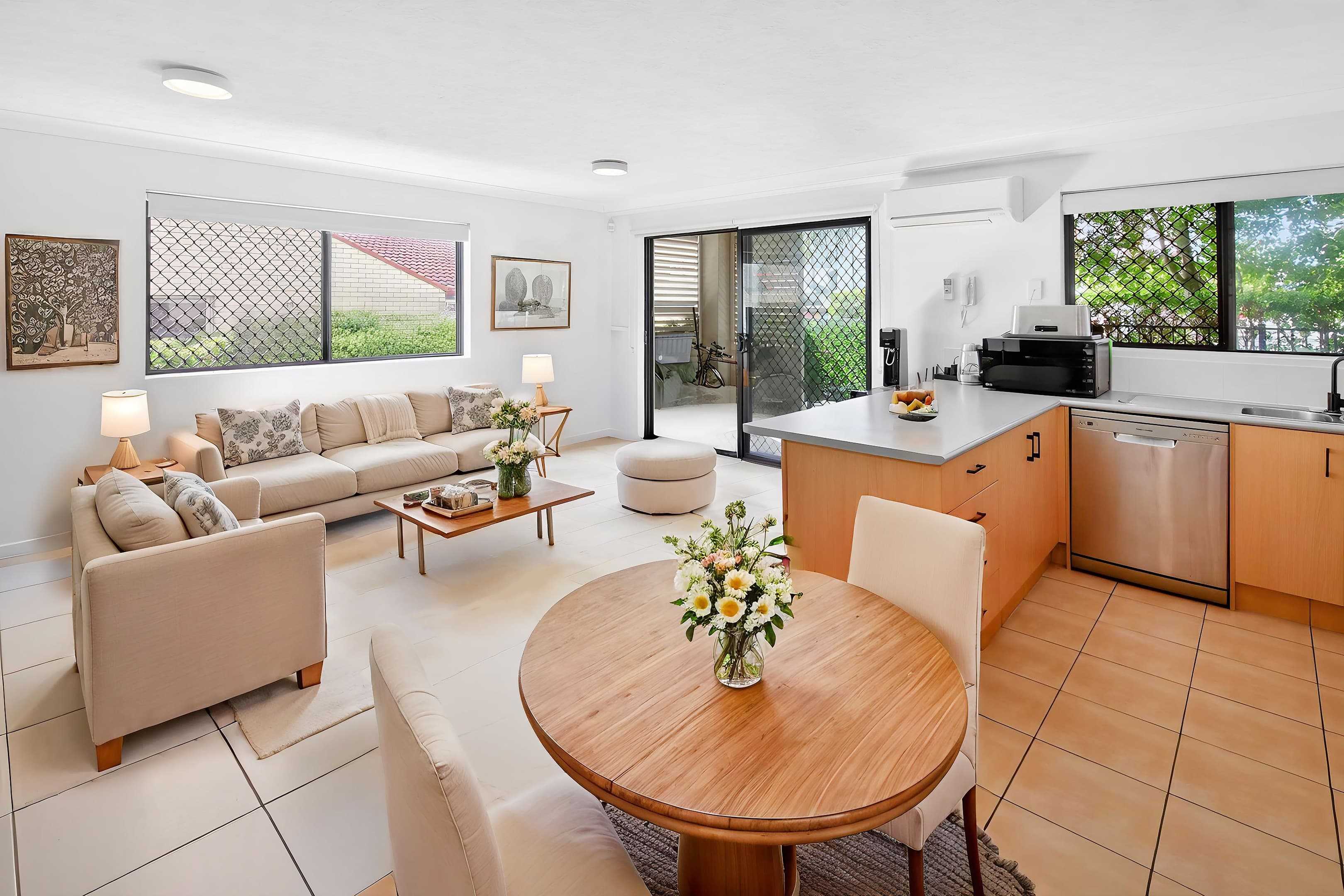 1/3 Tate Street, Southport — photo 1 of 5