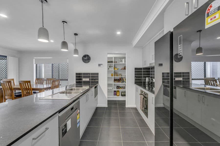 100 Equestrian Drive, Yamanto — photo 4 of 5
