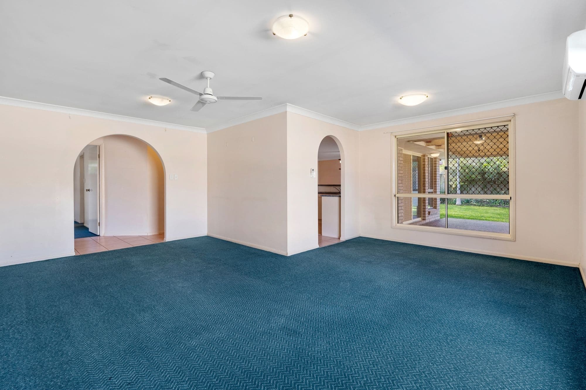 16 Elbe Place, Meadowbrook — photo 3 of 5