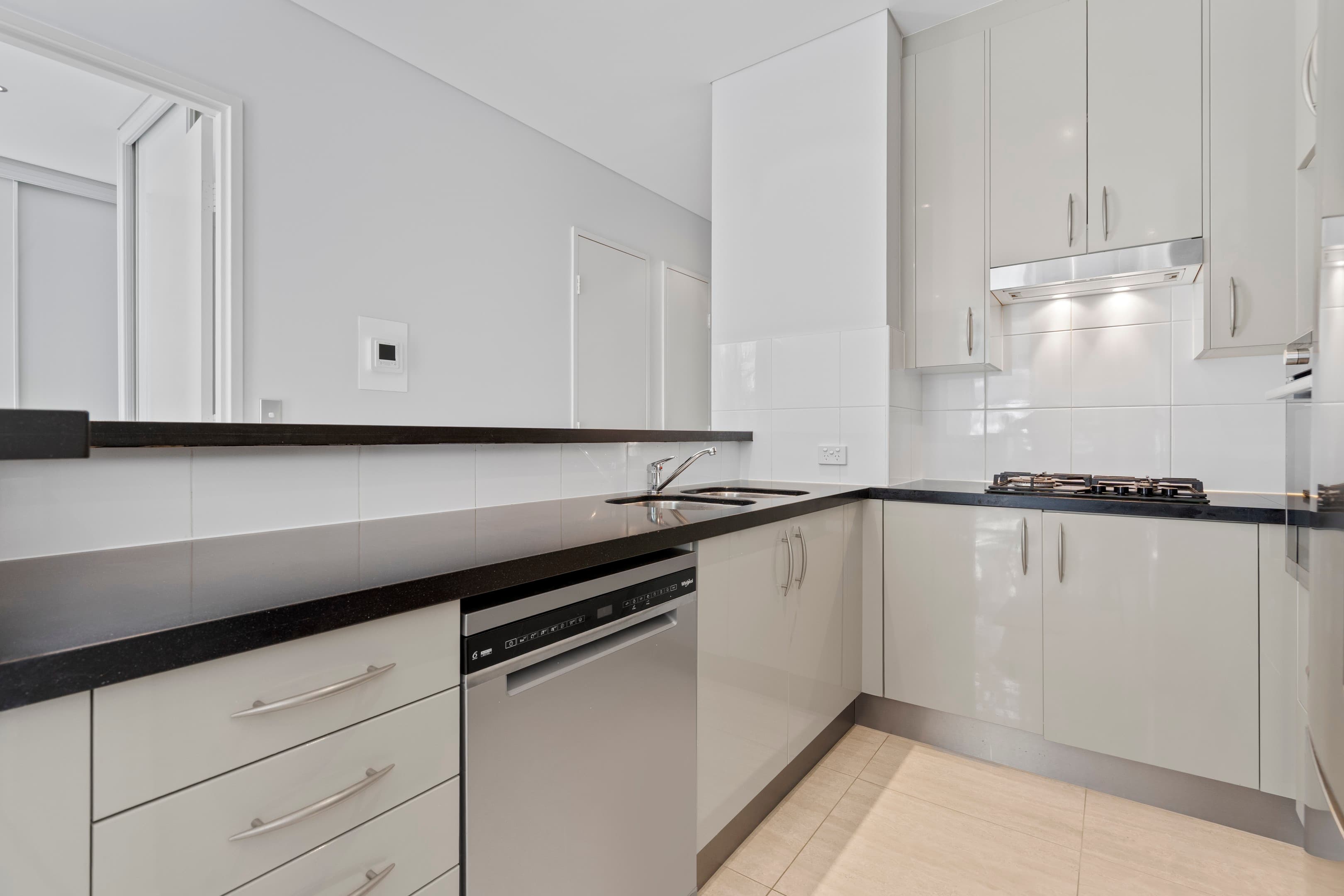 216/3 Como Crescent, Southport — photo 4 of 5