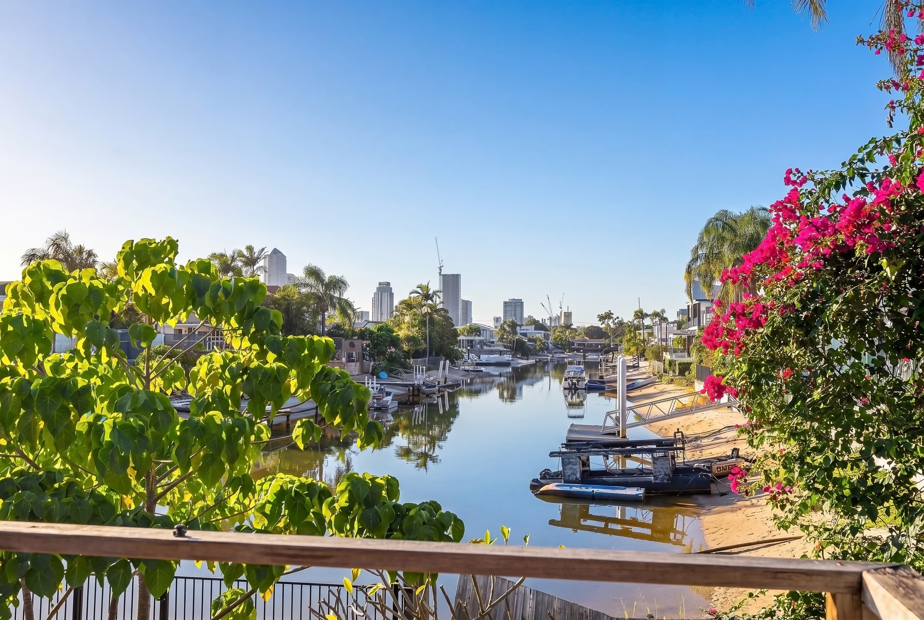 8 Pacific Boulevard, Broadbeach Waters — photo 1 of 5