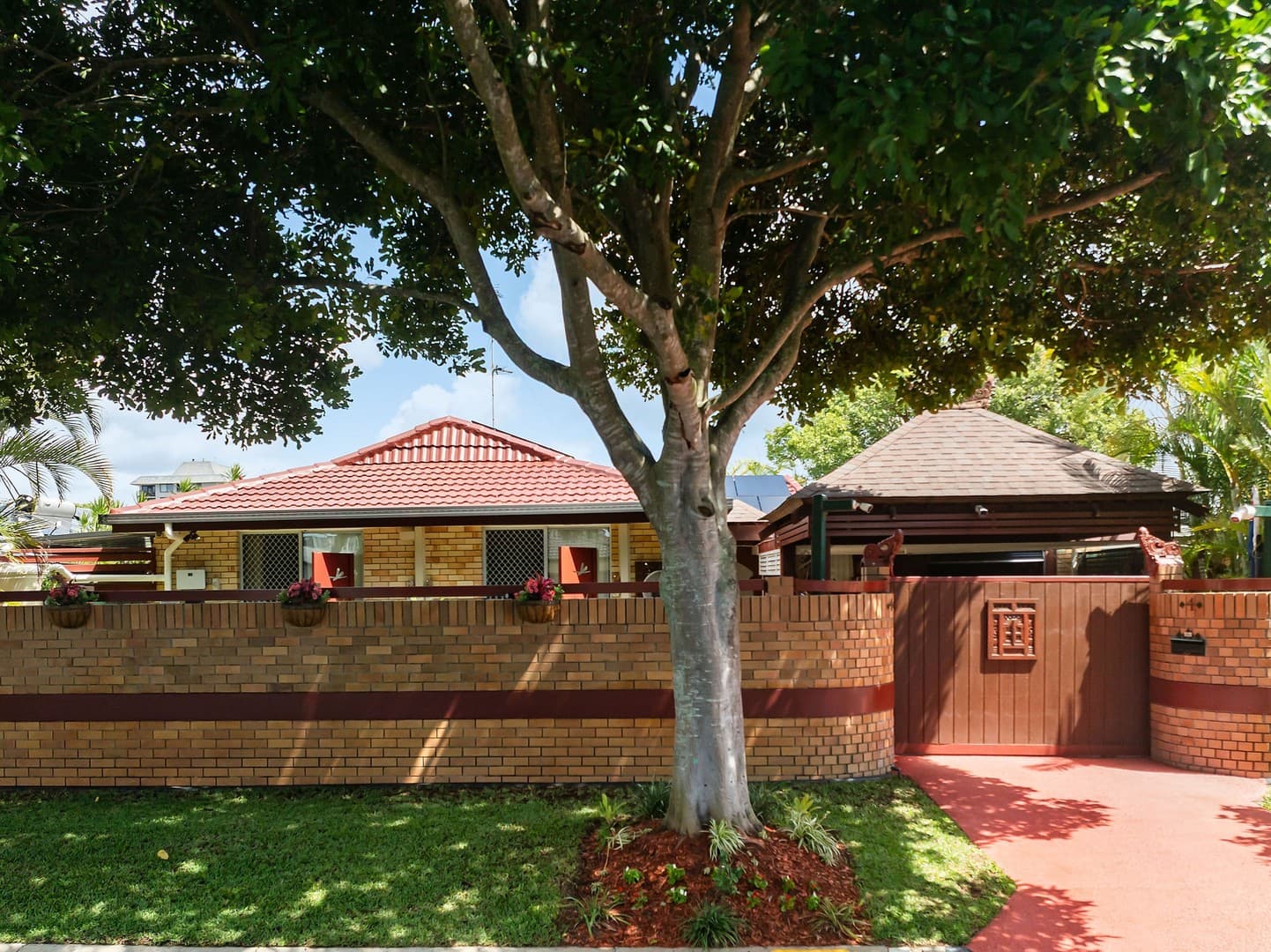 4 Apia Avenue, Clear Island Waters — photo 1 of 5