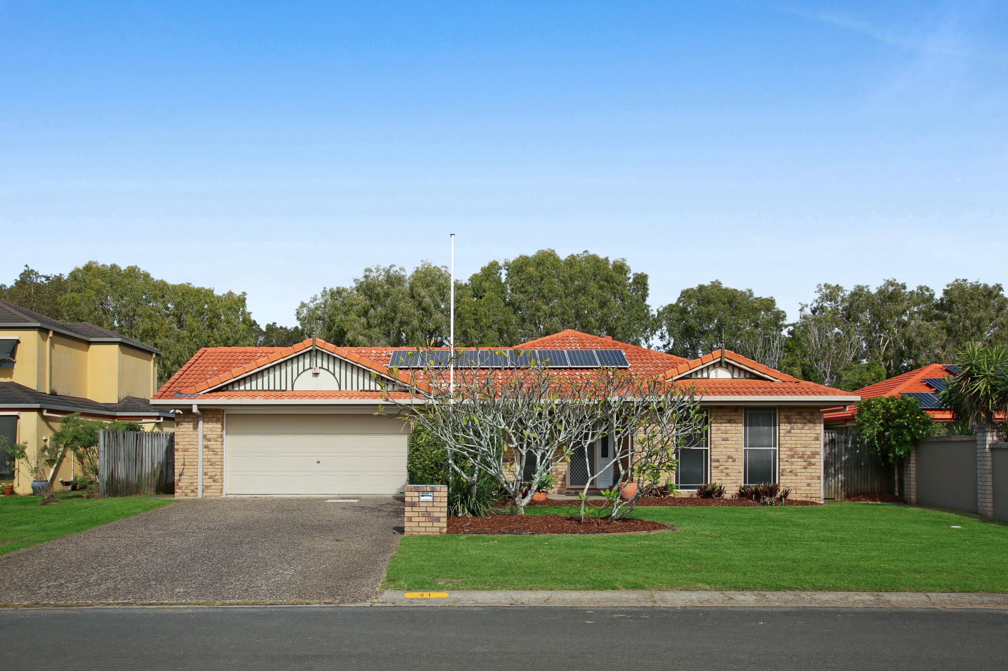 41 Lakeshore Drive, Helensvale — photo 1 of 5
