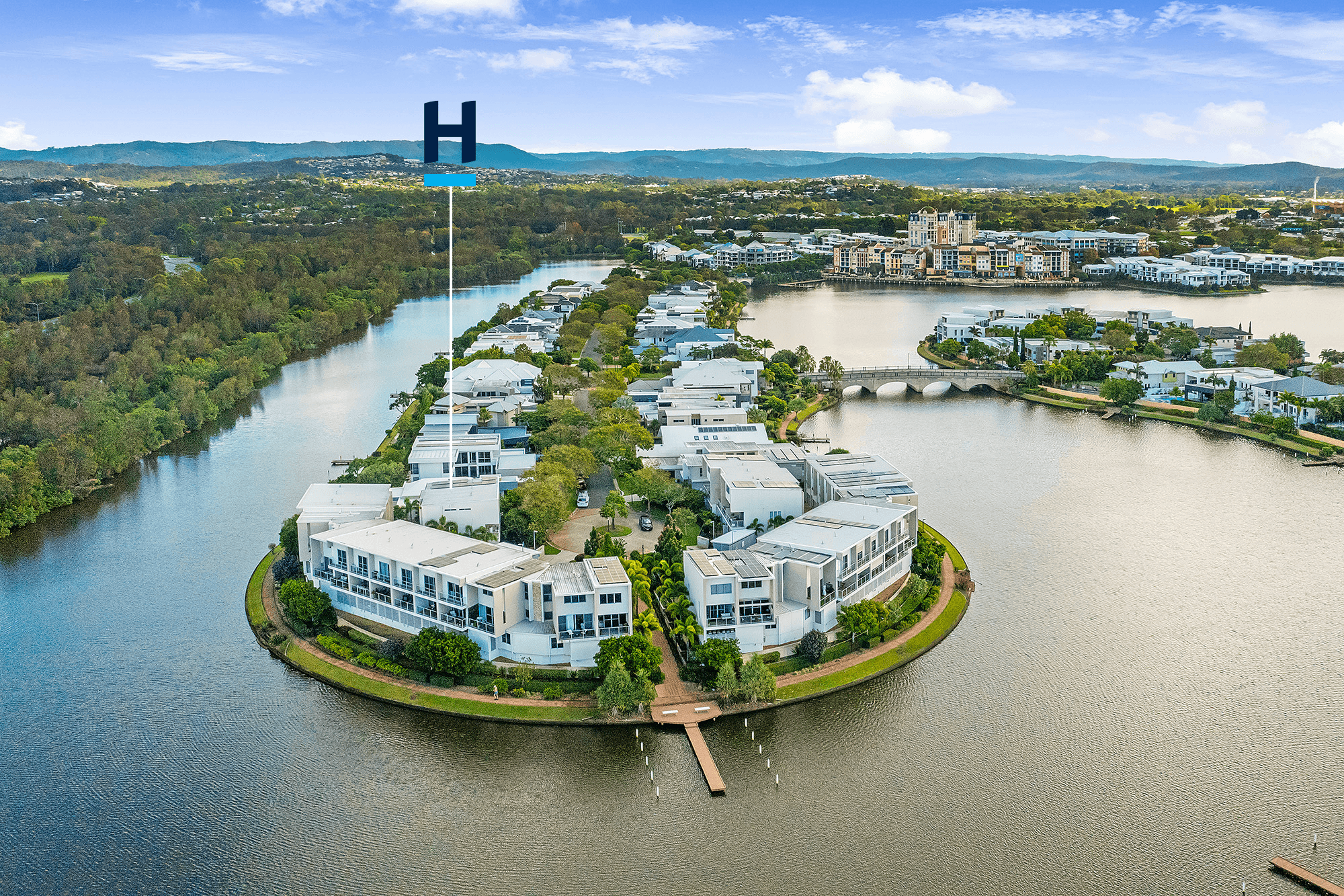 2/5036 Emerald Island Drive, Carrara — photo 1 of 5