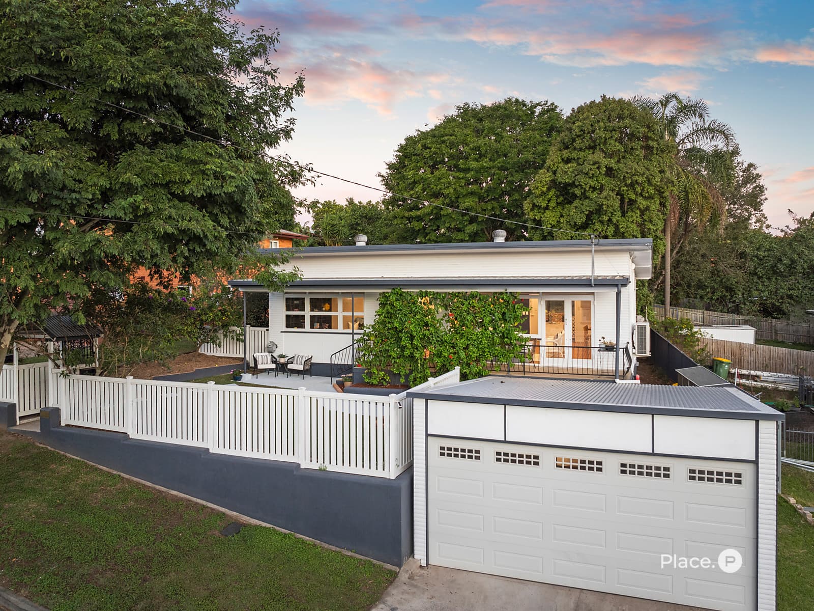 38 Oatland Crescent, Holland Park West — photo 1 of 20
