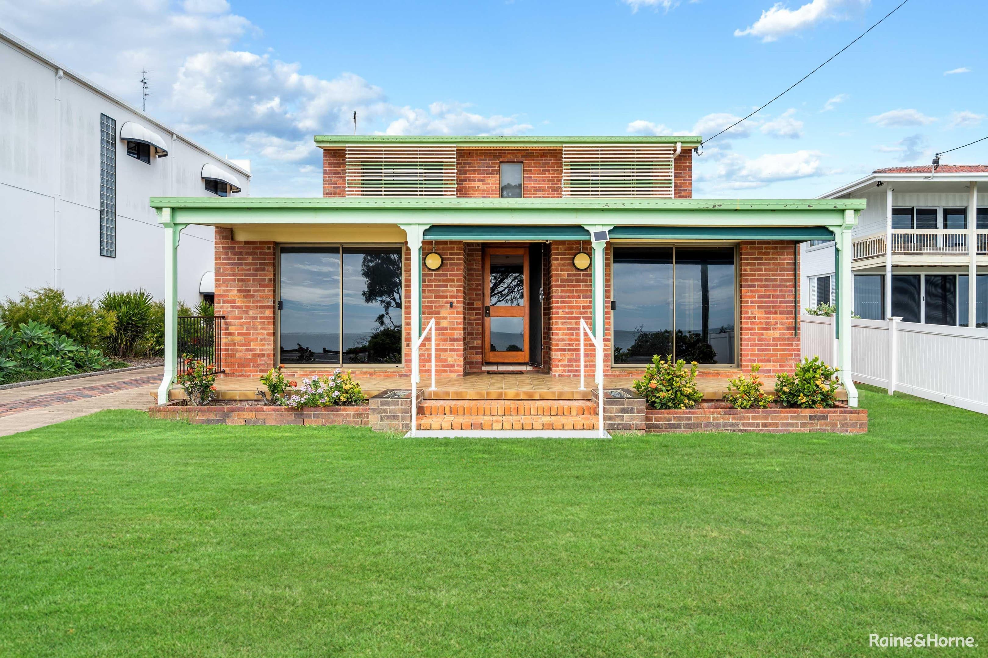 89 Esplanade, Point Vernon — photo 1 of 5