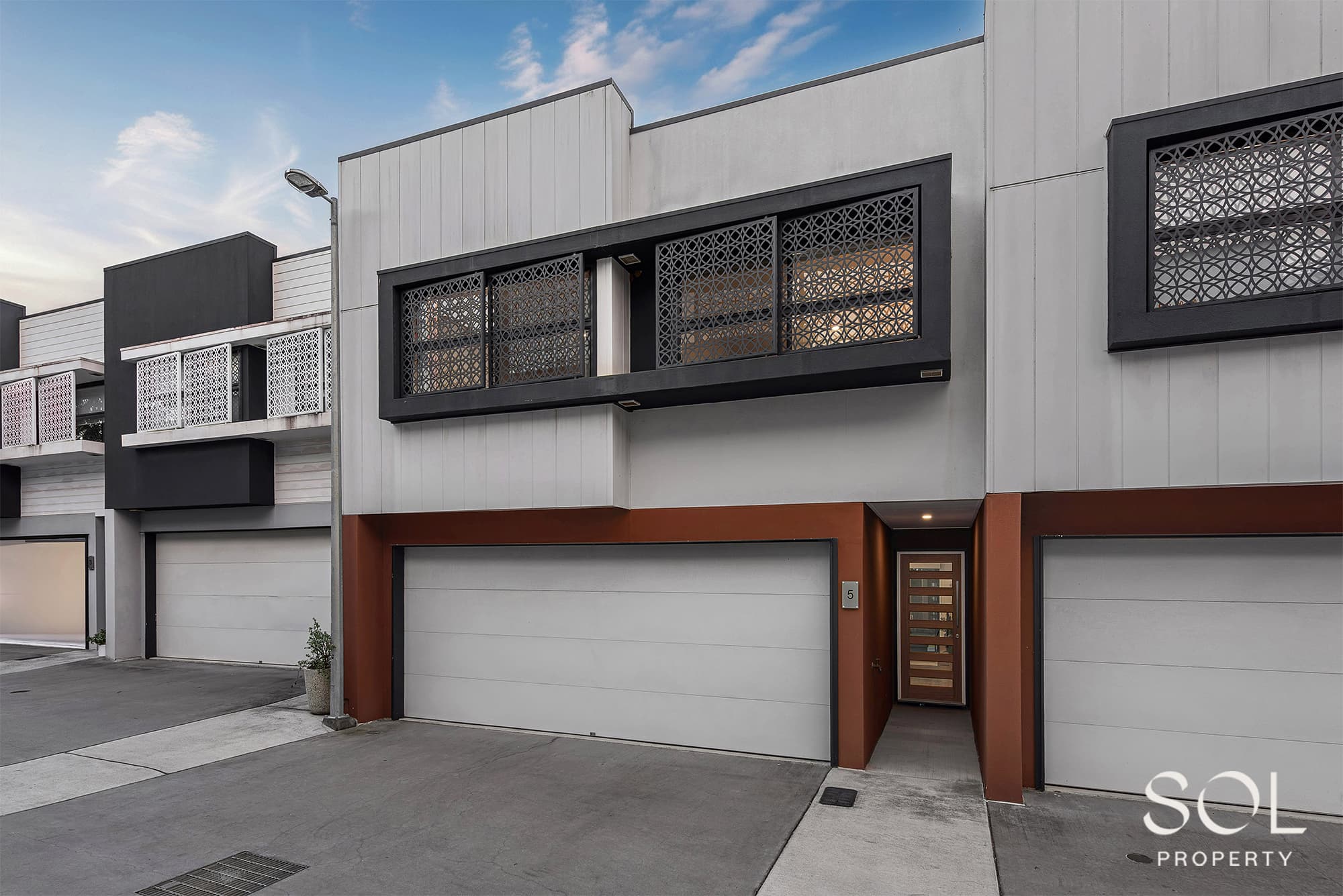 5/19 Eminence Lane, Bridgeman Downs — photo 1 of 5
