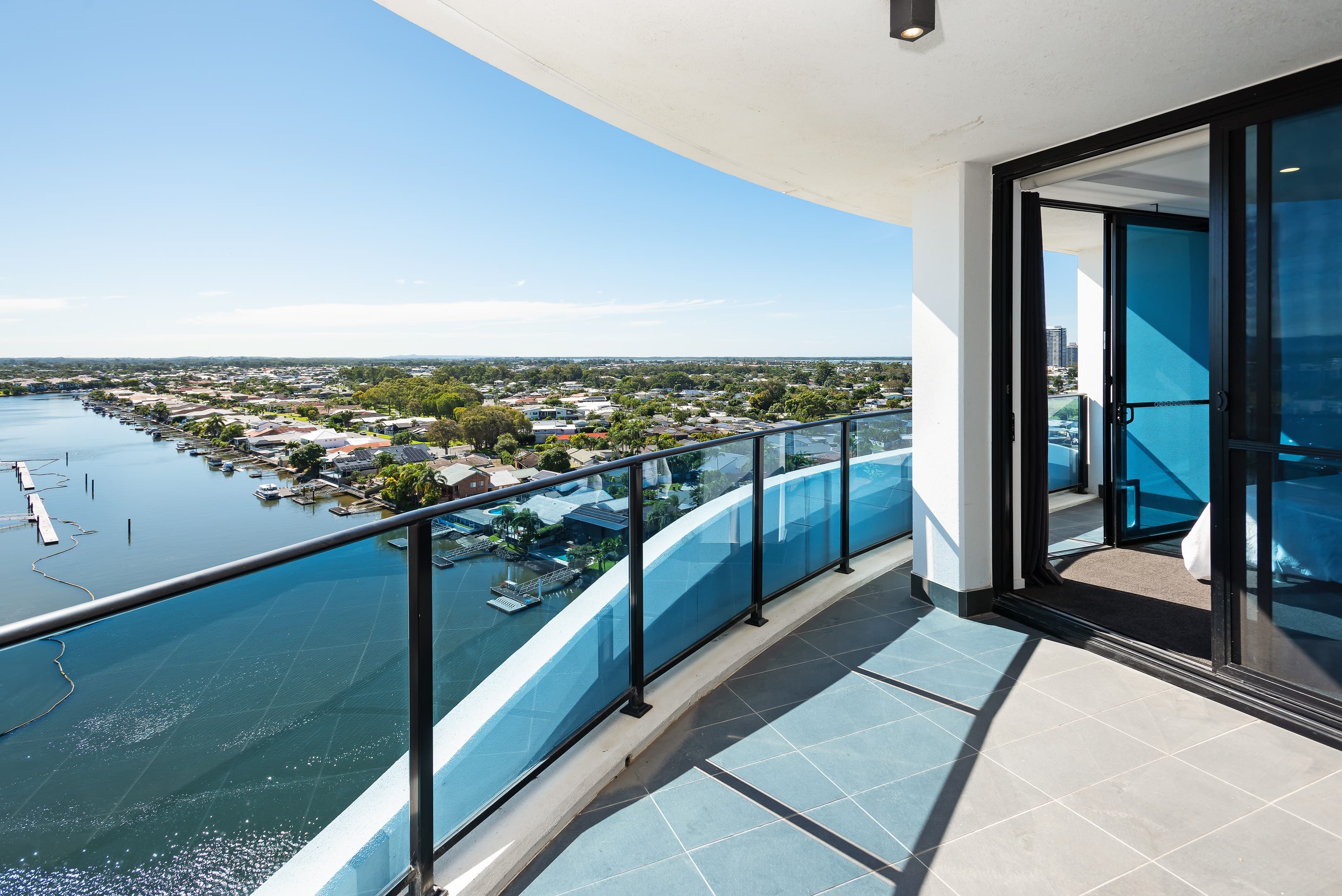 51101/5 Harbour Side Court, Biggera Waters — photo 1 of 5