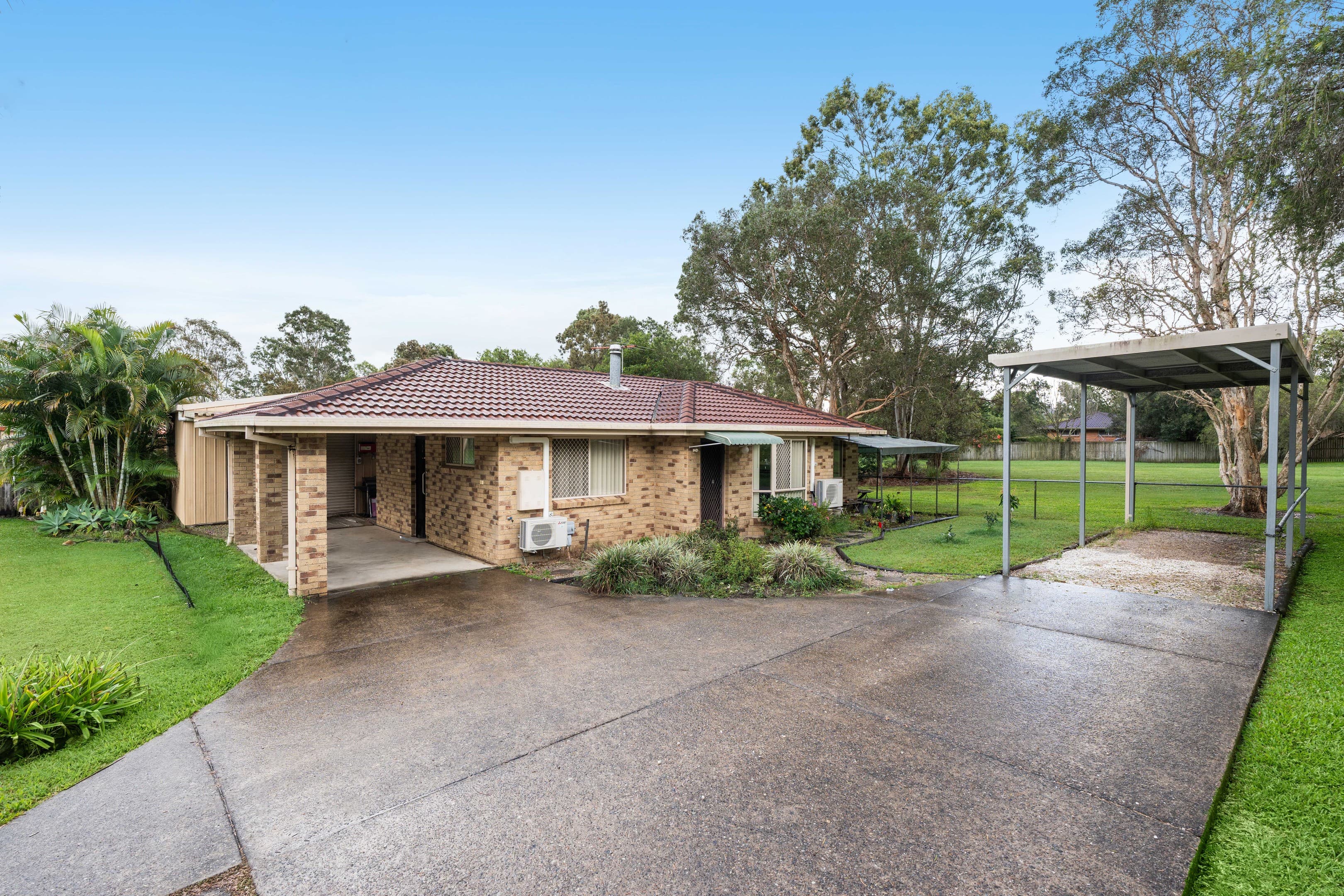 15 Solandra Street, Wynnum West — photo 1 of 5