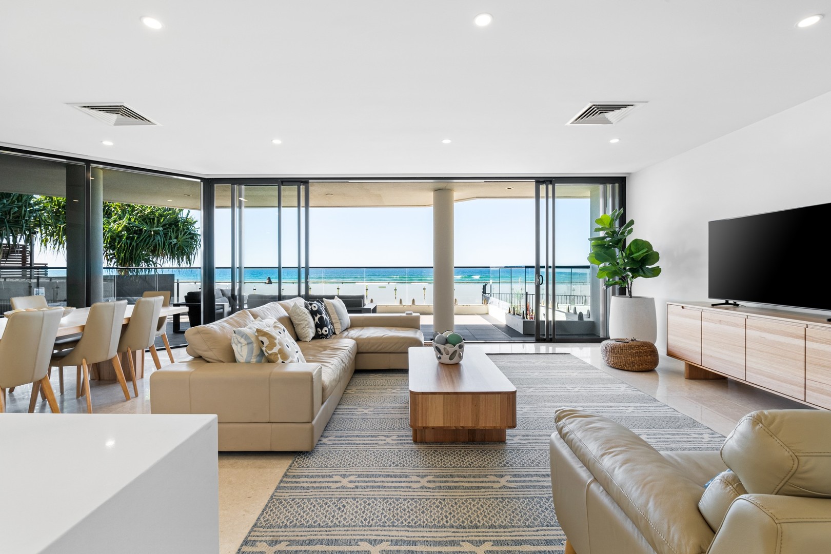 2/3527 Main Beach Parade, Main Beach, Main Beach — photo 1 of 5