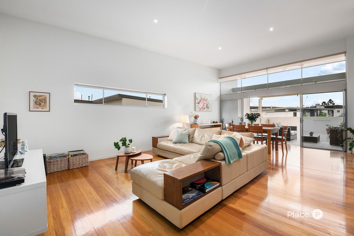 10/62 Love Street, Bulimba — photo 1 of 5