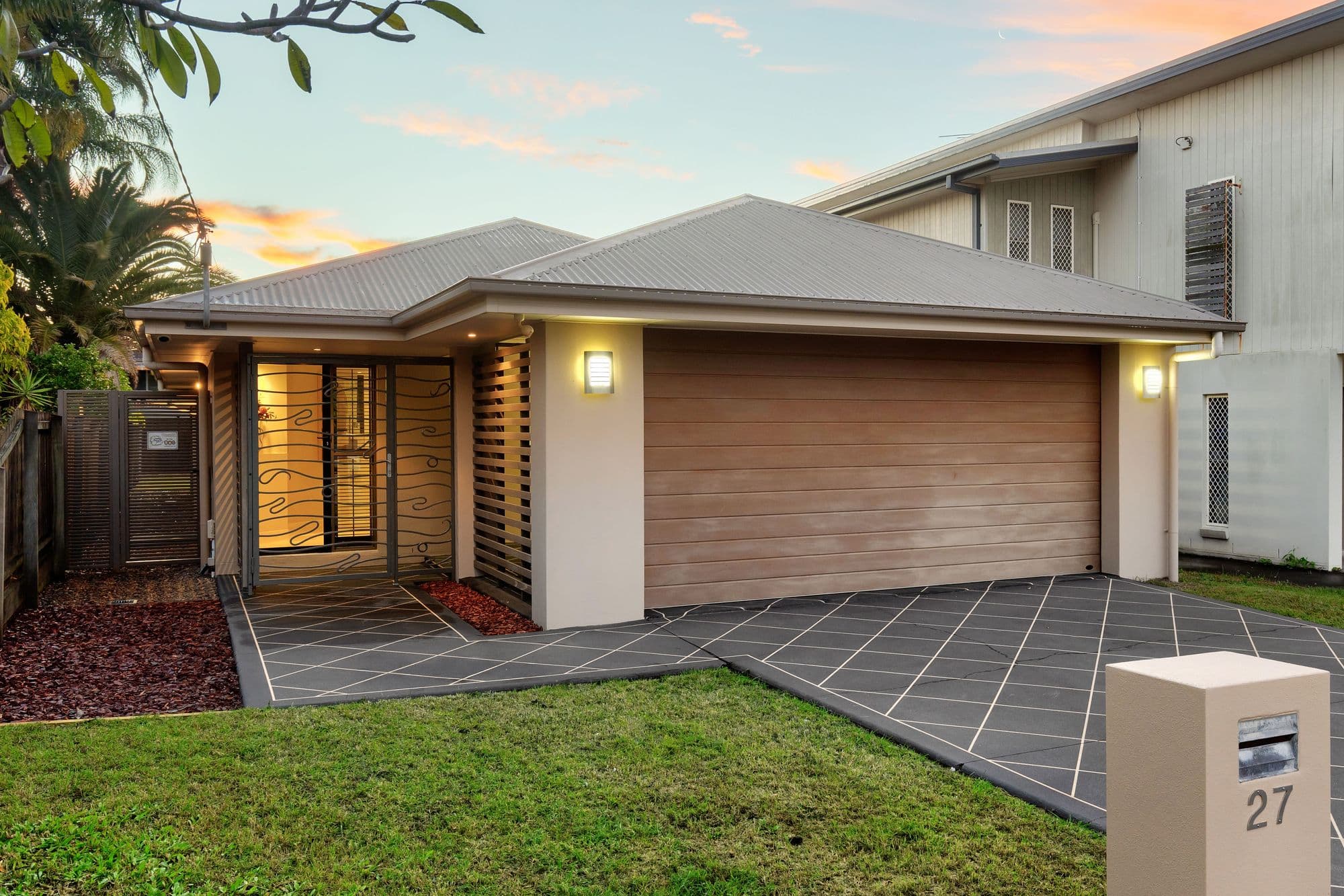 27 Ryhill Road, Sunnybank Hills — photo 1 of 5