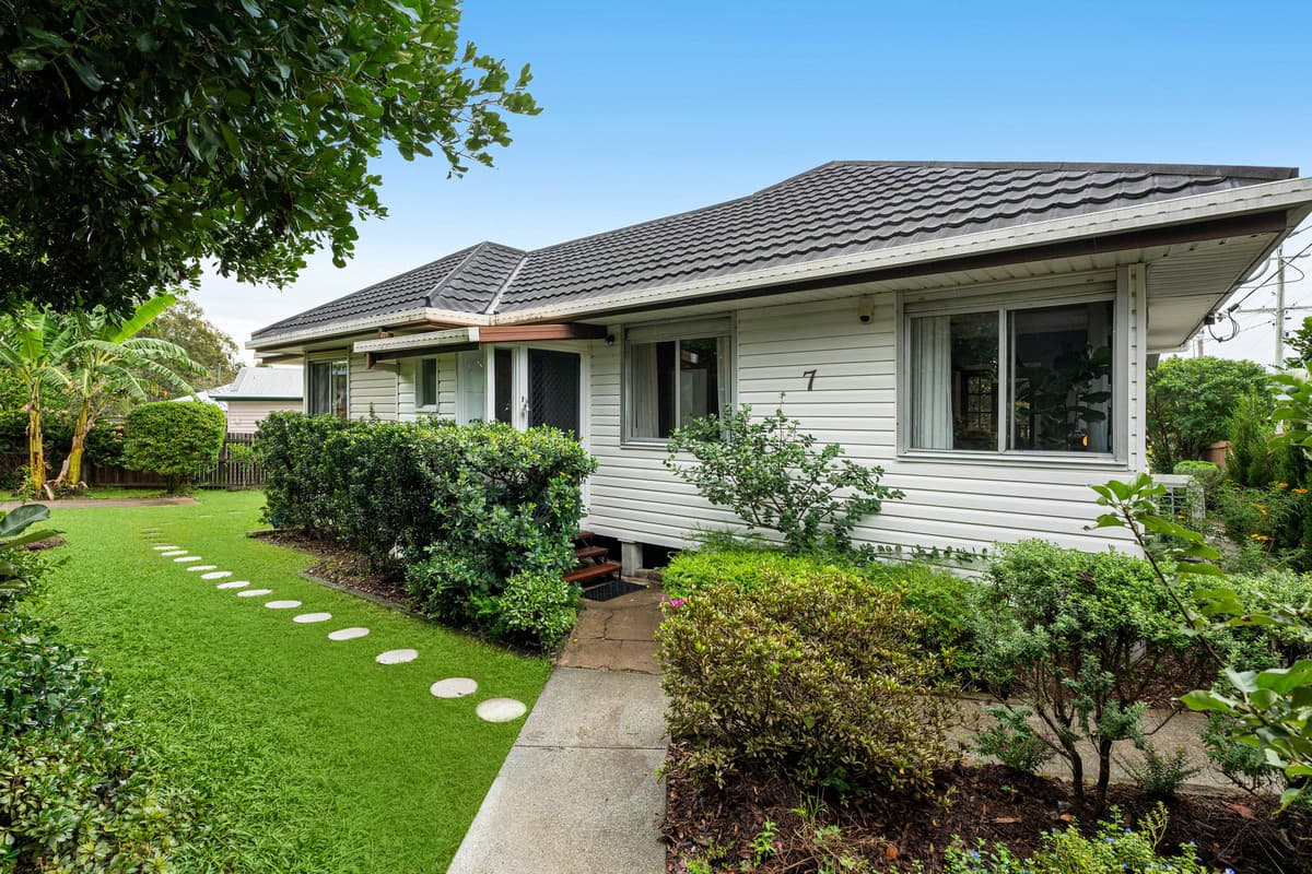 7 Sandy Camp Road, Wynnum — photo 1 of 5