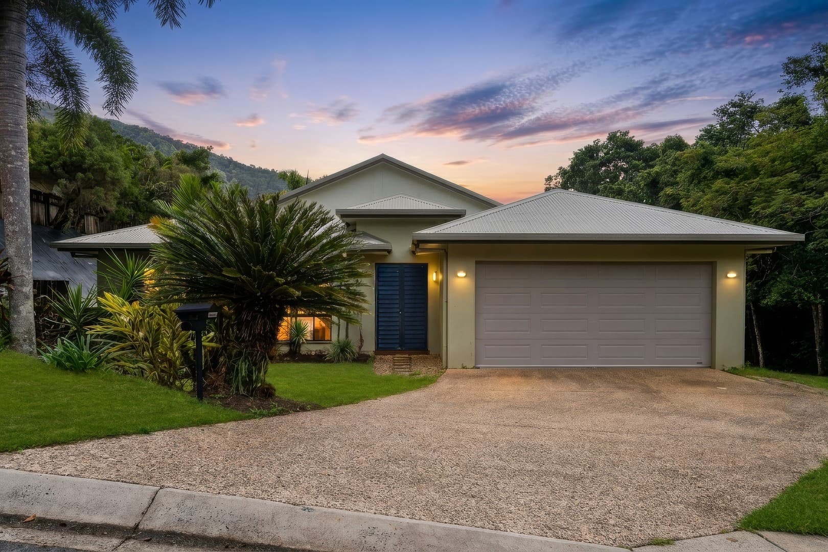 9 Burbridge Close, Redlynch — photo 1 of 5