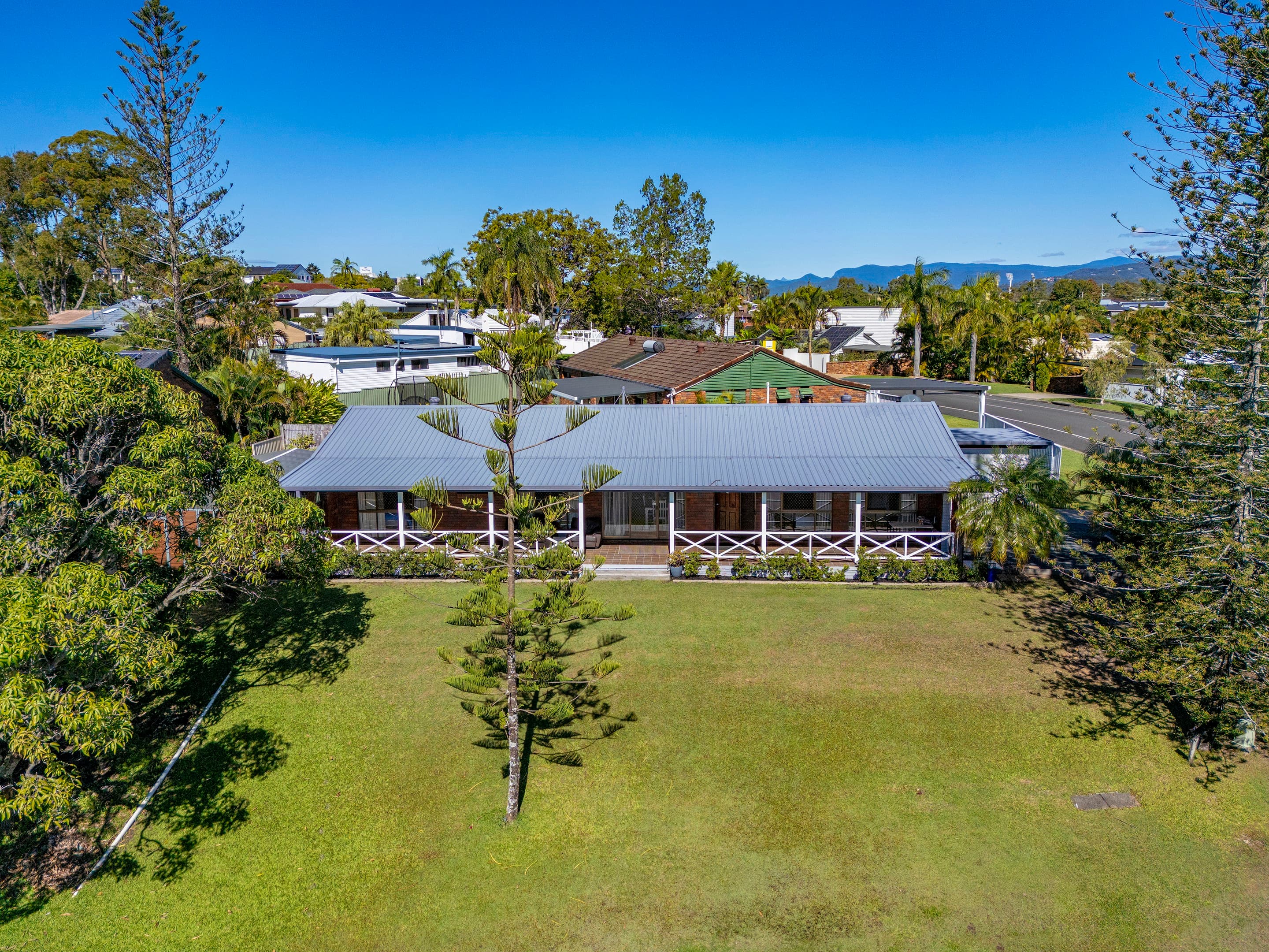 27 Kallaroo Crescent, Ashmore — photo 1 of 5