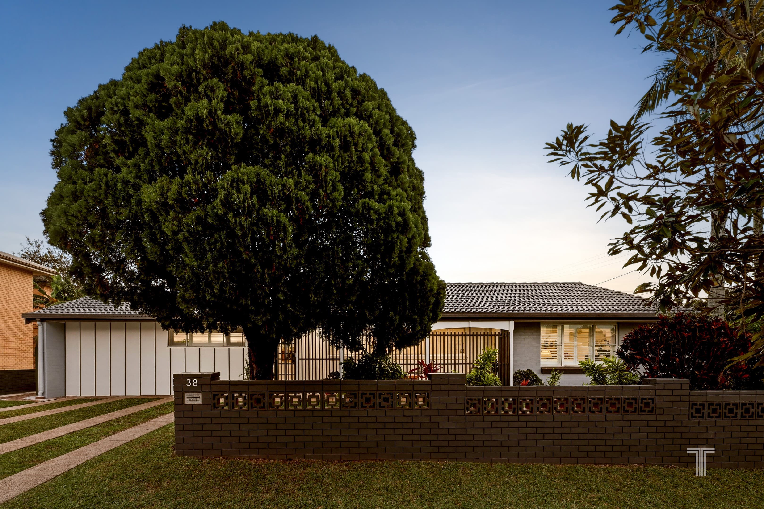 38 Mingera Street, Mansfield — photo 1 of 5