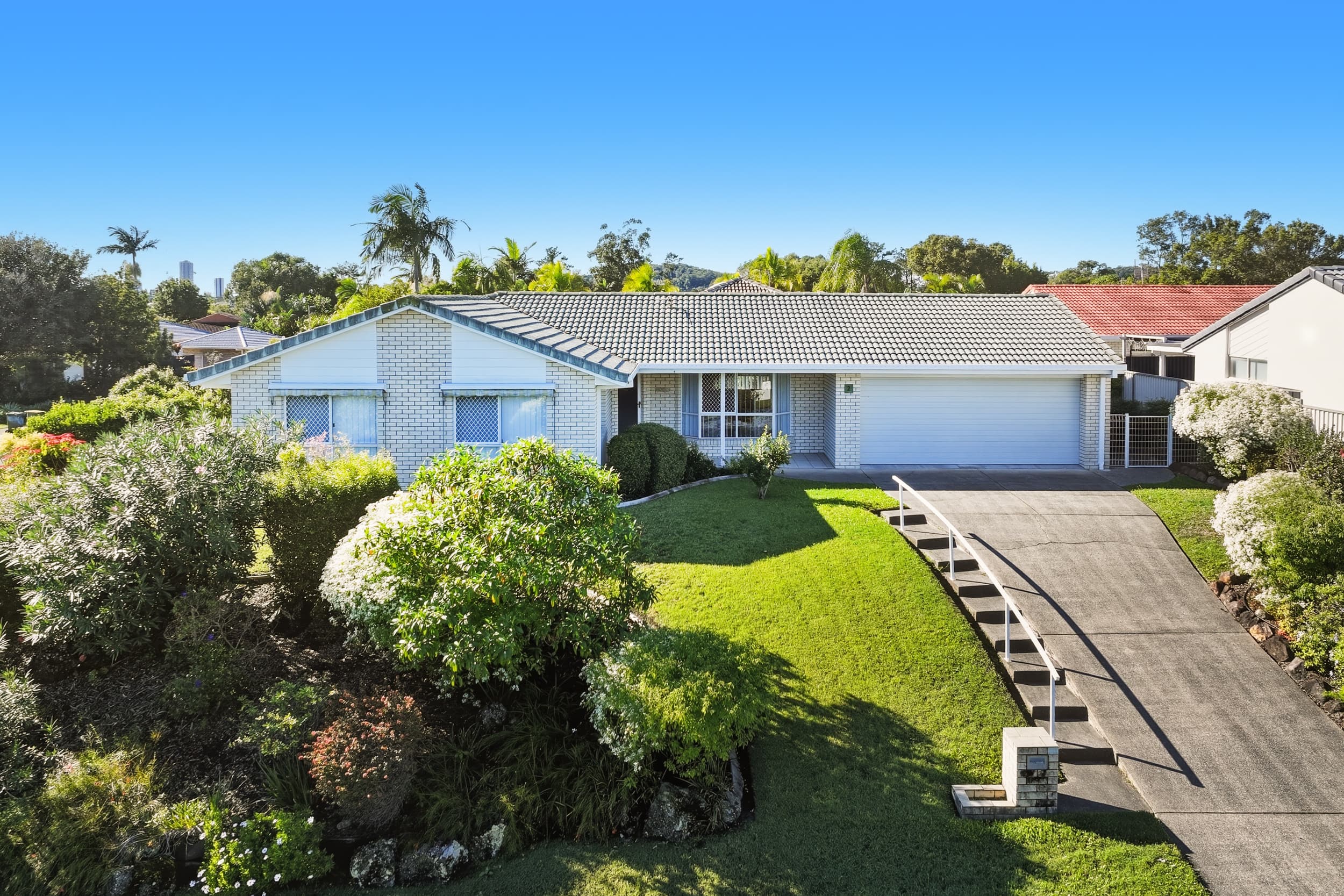 2 Sugarleaf Court, Burleigh Waters — photo 1 of 5