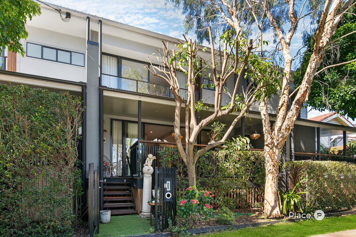 2/48 Stuart Street, Bulimba — photo 1 of 5