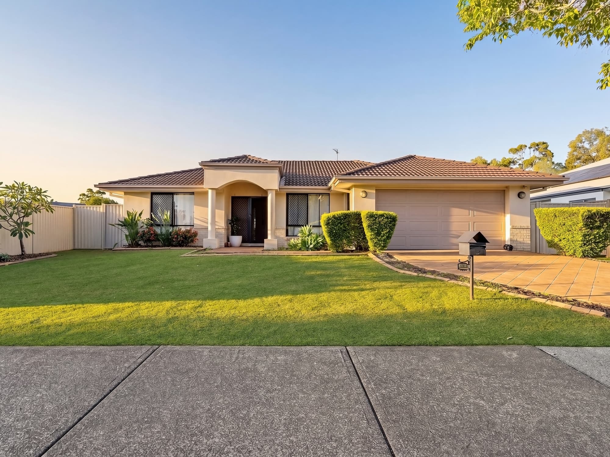 10A Manra Way, Pacific Pines — photo 1 of 5