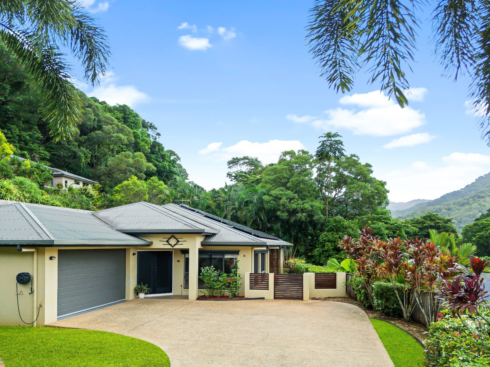 6 Stapleton Close, Redlynch — photo 1 of 5