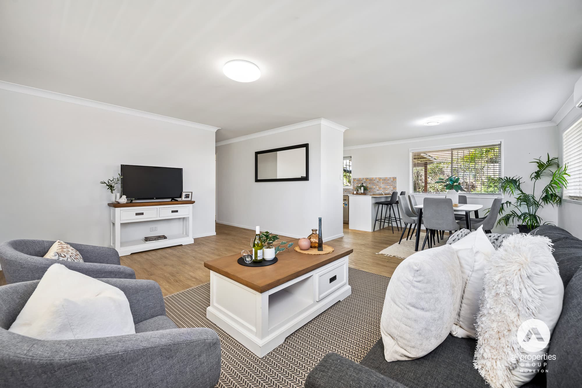 33 Manzill Street, Sunnybank Hills — photo 1 of 5