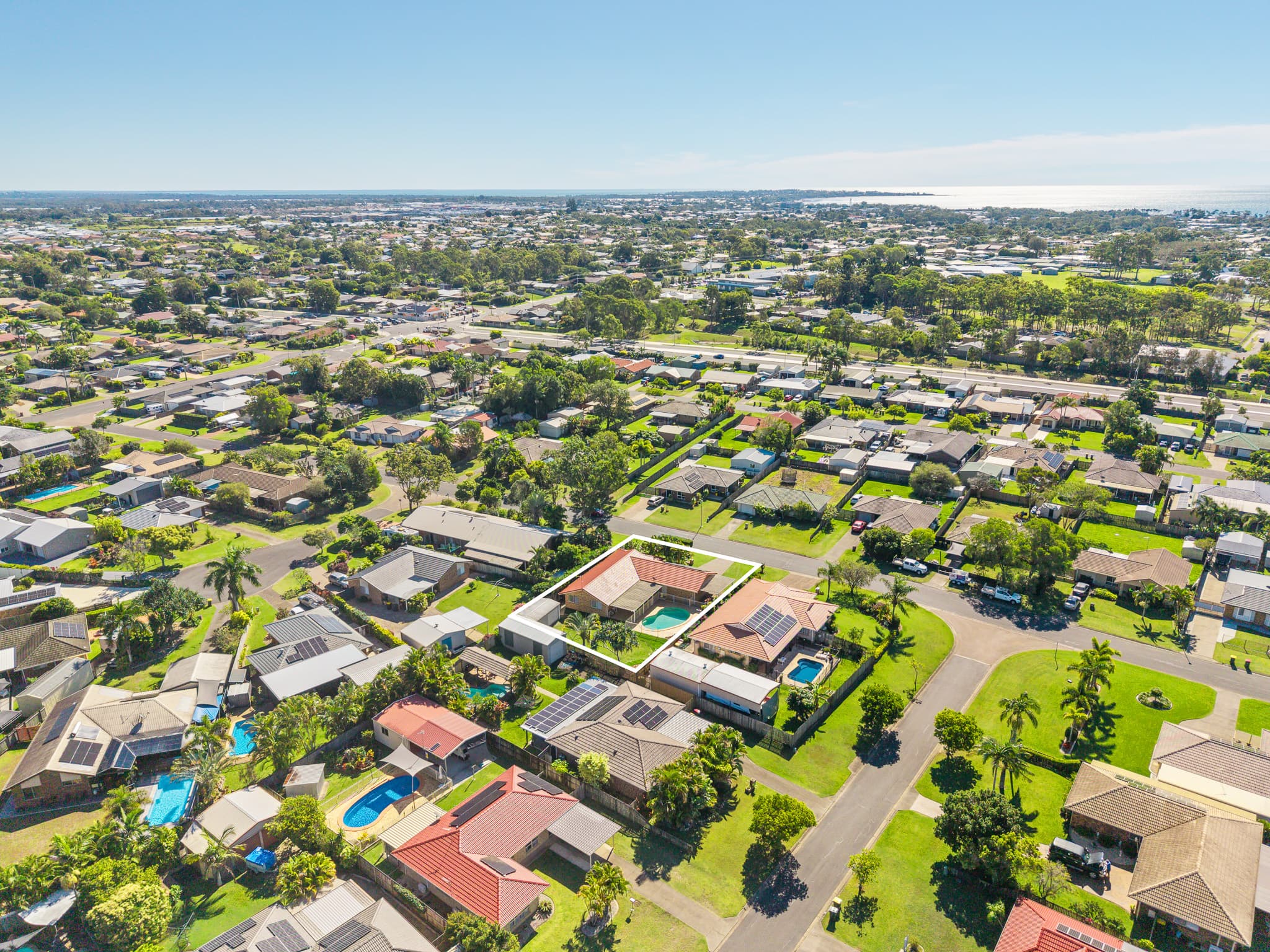 11 Cedar Crescent, Kawungan — photo 1 of 5