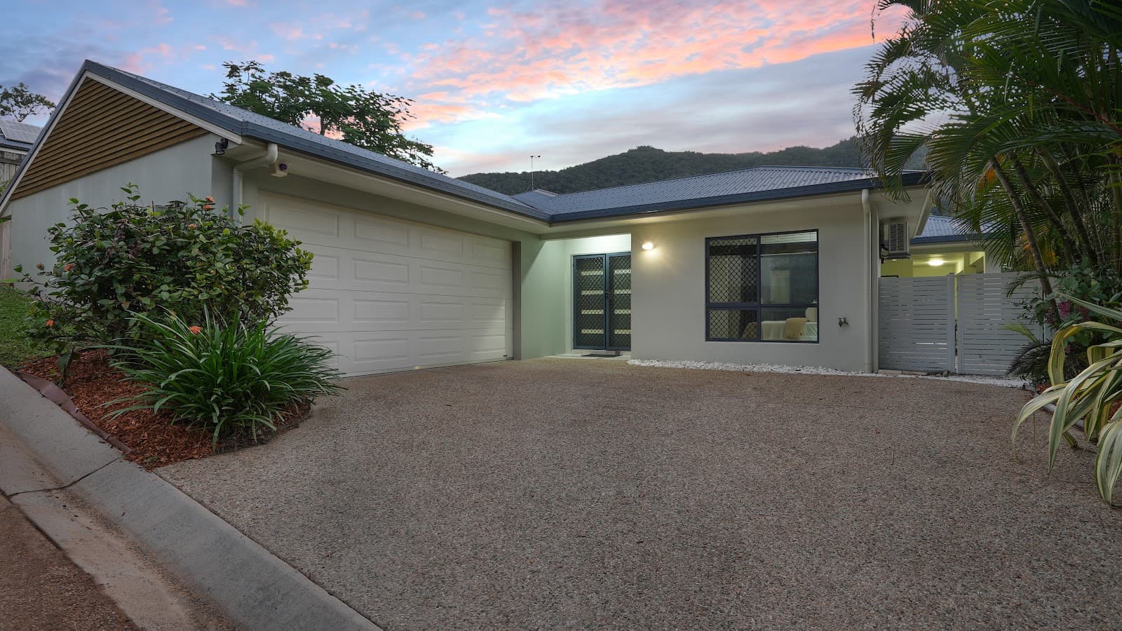 1 Brockhurst Close, Redlynch — photo 1 of 5