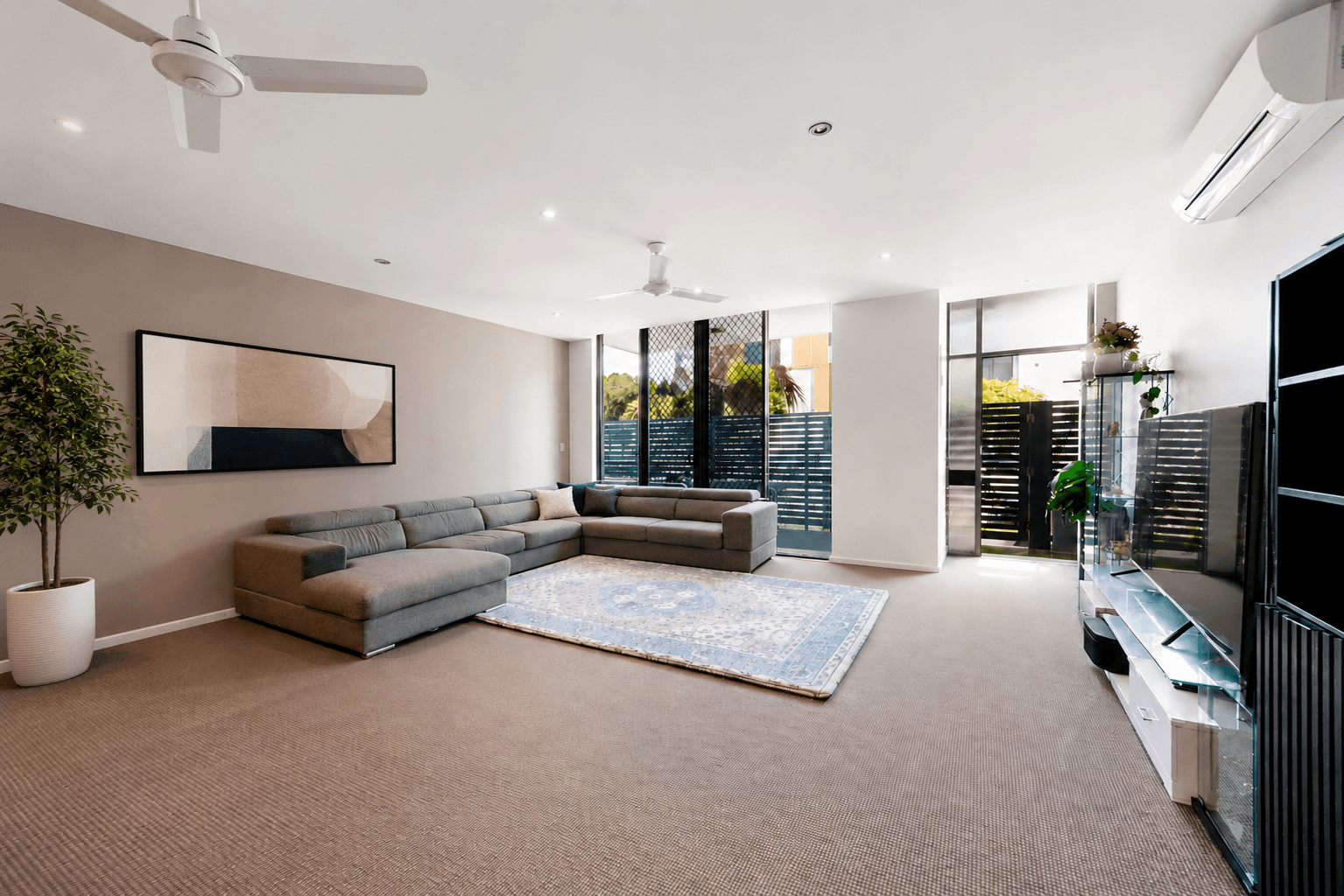 221/1 Aqua Street, Southport — photo 1 of 5