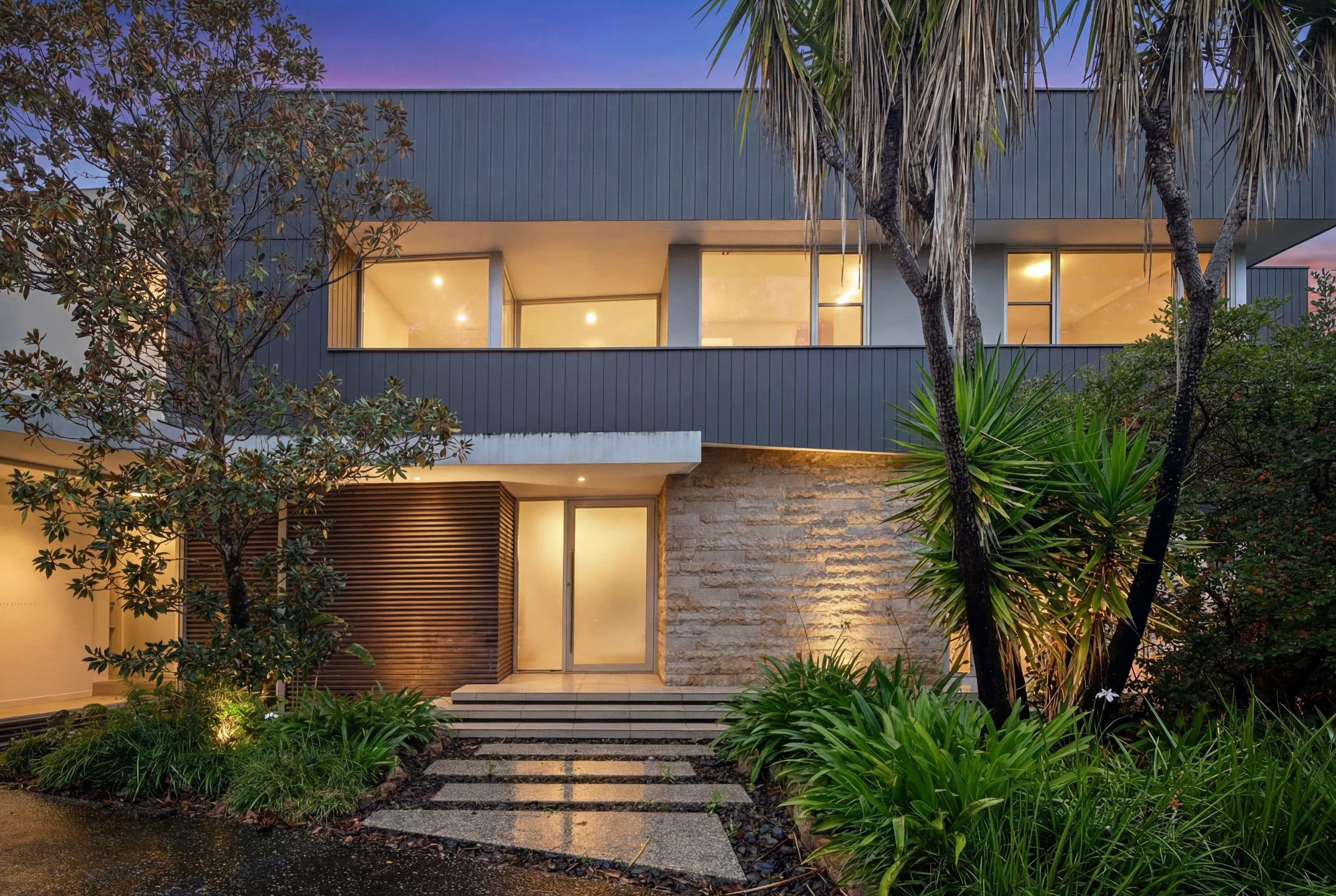 21-23 Forest Ridge Drive, Bonogin — photo 1 of 5