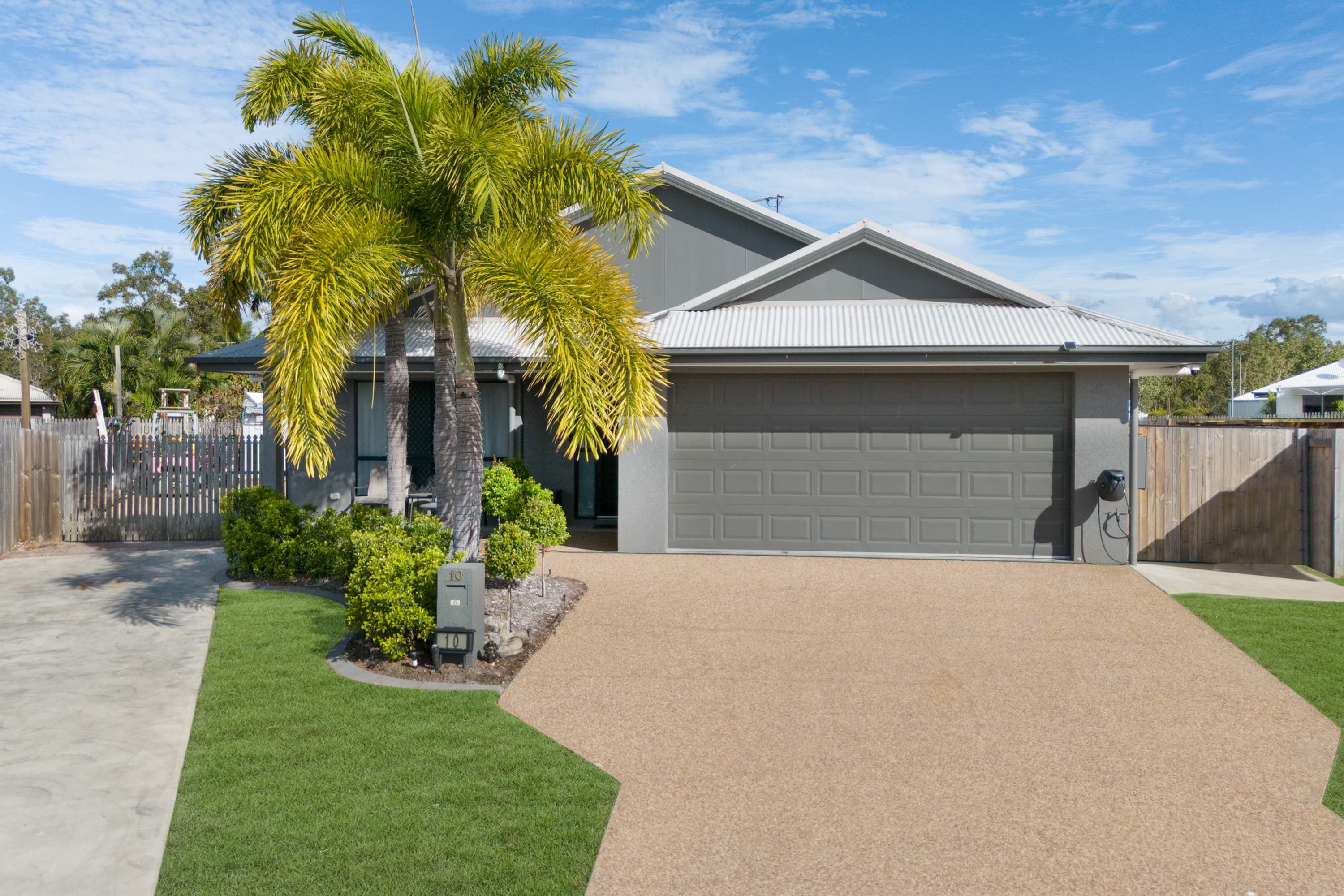 10 Lashmar Crescent, Deeragun — photo 1 of 5