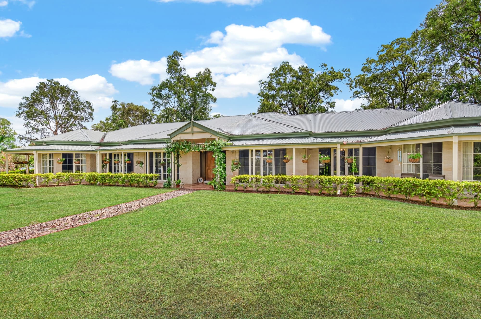 4 Timberlea Court, Helensvale — photo 1 of 5