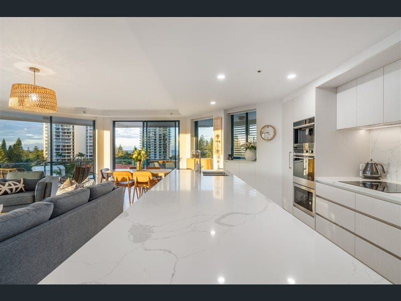 21/22 Montgomery Avenue, Main Beach — photo 1 of 5
