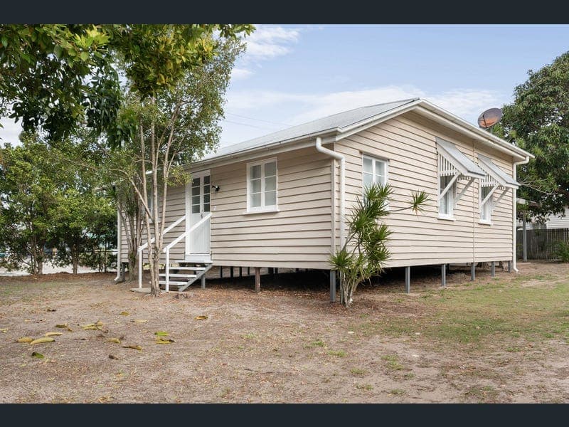 2 Bishop Road, Beachmere — photo 1 of 5