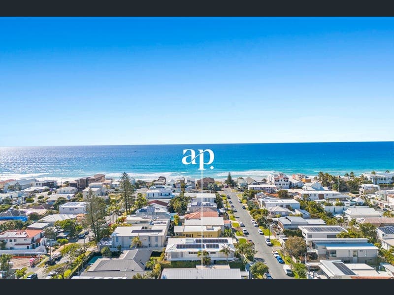 23 Seabeach Avenue, Mermaid Beach — photo 1 of 5