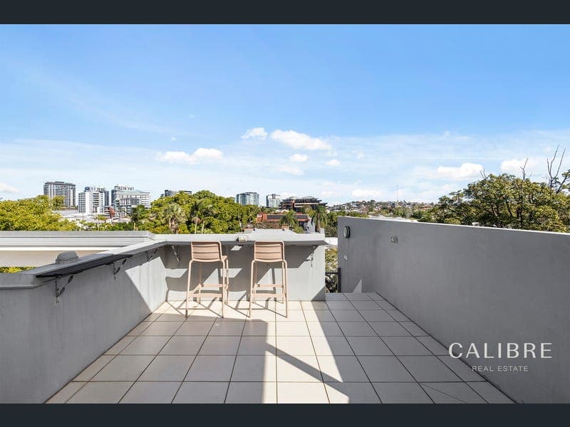 10/654-664 Kingsford Smith Drive, Hamilton — photo 1 of 5