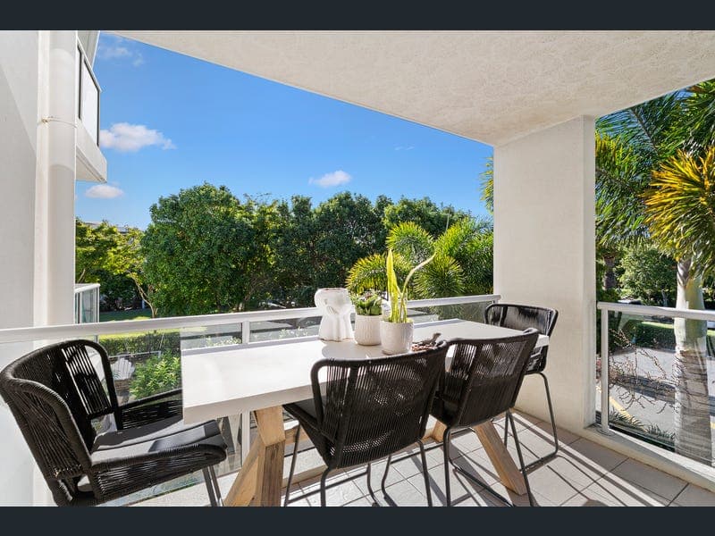 127/64 Sickle Avenue, Hope Island — photo 1 of 5