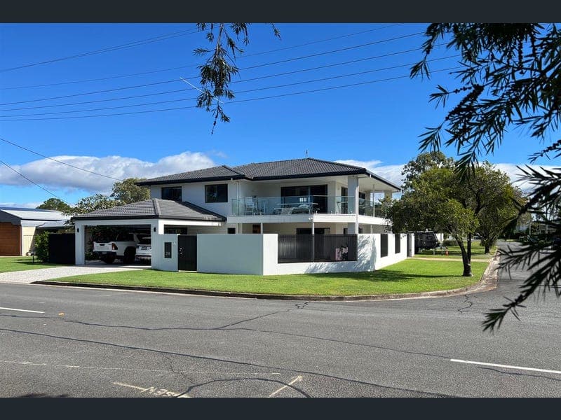 26 Stradbroke St, Biggera Waters — photo 1 of 5