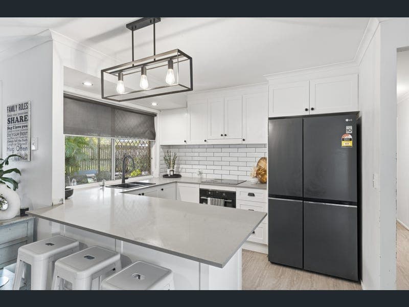 4 Lorebury Drive, Morayfield — photo 1 of 5