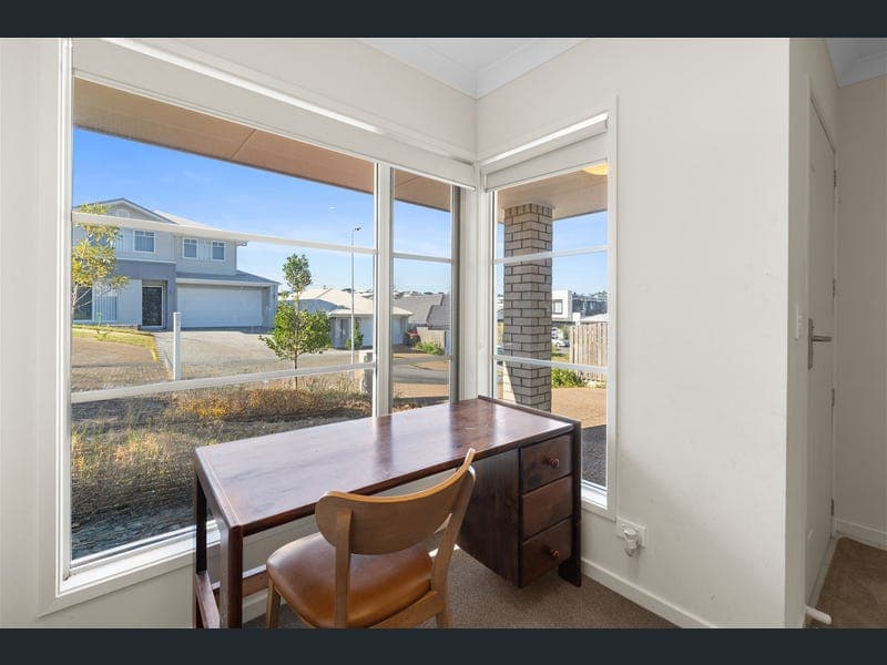 6 Hamersley Court, Spring Mountain — photo 1 of 5
