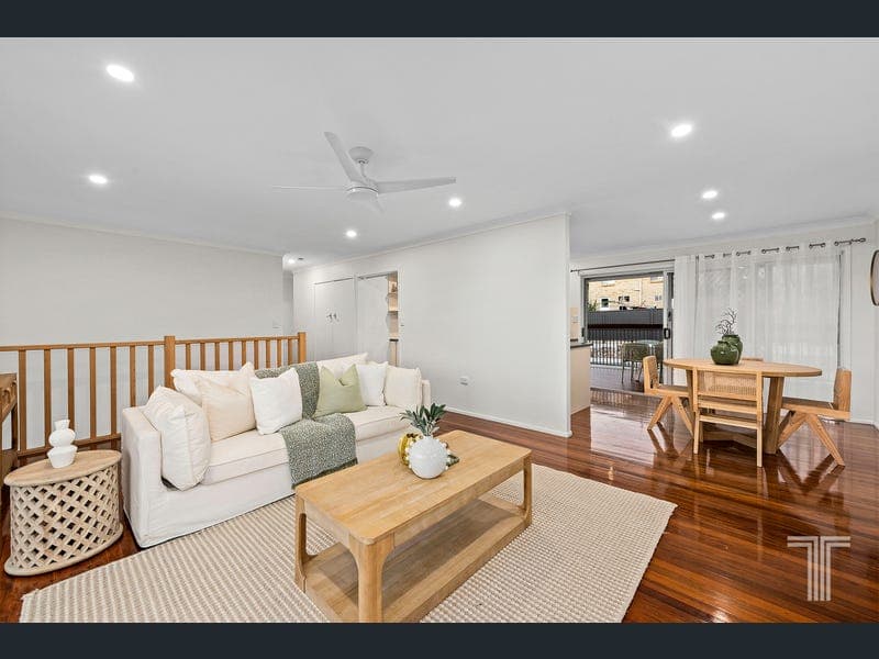 28 Mourilyan Street, Mansfield — photo 1 of 5