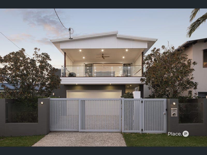 27 Outram Street, Lota — photo 1 of 5