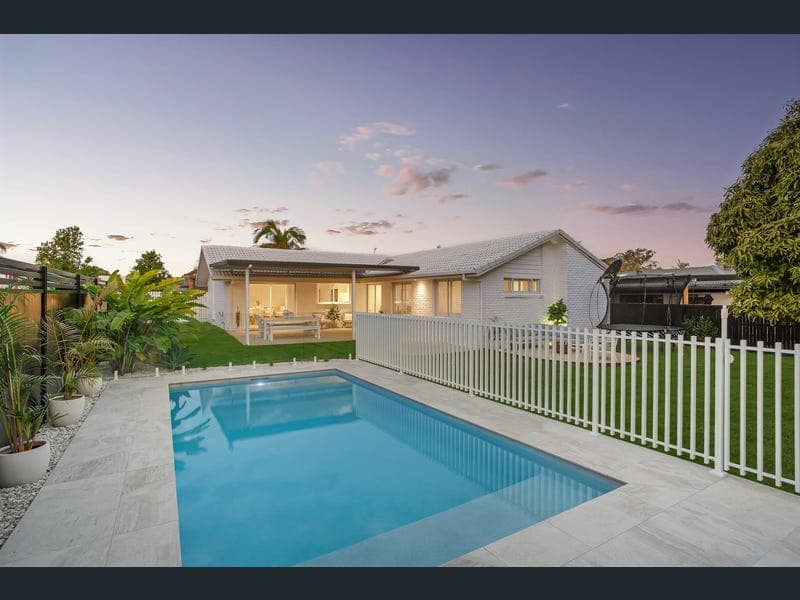 30 Crest Drive, Elanora — photo 1 of 5