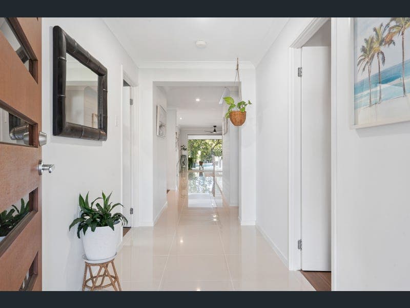16 Waterside Esplanade, Helensvale — photo 1 of 5